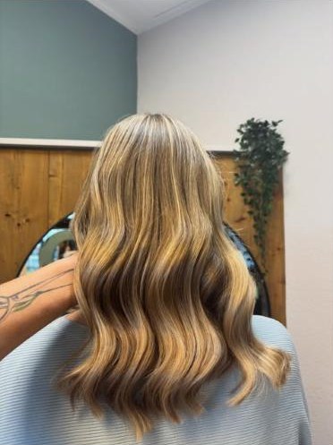 Blonde Balayage mit weichen Wellen – Instagram-Beitrag ansehen