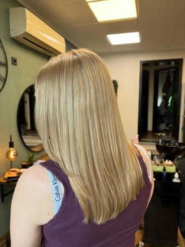 Glattes, kühles Blond – Instagram-Beitrag ansehen
