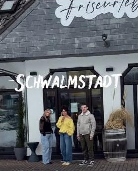 Das Team vor dem Salon Friseurleben in Schwalmstadt – Instagram-Beitrag ansehen